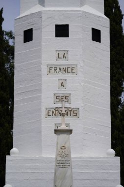 CANAKKALE, TURKIYE - 24 Nisan 2025: Morto Körfezi Fransız Ulusal Mezarlığı ve Gelibolu 'daki Anıt