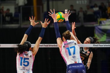 ISTANBUL, TURKIYE - MAYIS 03, 2025: Ana Carolina Da Silva ve Ekaterina Antropova Vakıfbank 'a karşı Savino Del Bene Scandicci CEV Şampiyonlar Ligi Volley Şampiyonlar Ligi 4.