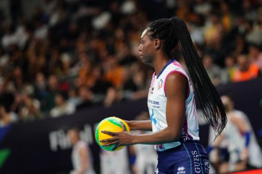 ISTANBUL, TURKIYE - MAYIS 03, 2025: Linda Nwakalor Vakıfbank 'ta Savino Del Bene Scandicci CEV Şampiyonlar Ligi Volley Şampiyonlar Ligi Şampiyonlar Ligi Ulker Sports Arena Final Maçı' nda 4.