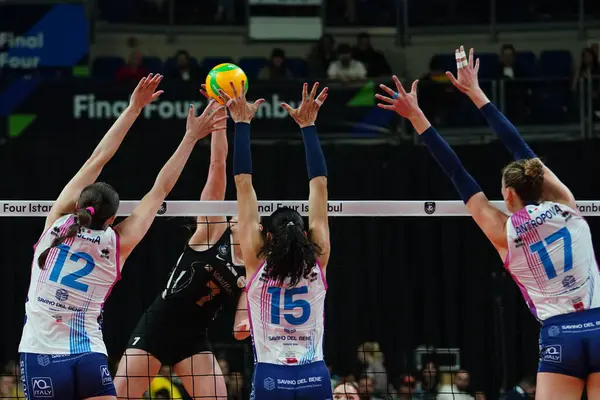 ISTANBUL, TURKIYE - MAYIS 03, 2025: Kara Bajema ve Ana Carolina Da Silva Vakifbank ile Savino Del Bene Scandicci CEV Şampiyonlar Ligi Volley Şampiyonlar Ligi Ulker Sports Arena 'da oynanan 4.