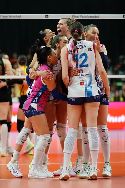 ISTANBUL, TURKIYE - Mayıs 03, 2025: Savino Del Bene Scandicci oyuncuları, Ulker Sports Arena 'da oynanan ve Vakıfbank CEV Şampiyonlar Ligi Volley Şampiyonlar Ligi 4.