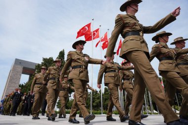 CANAKKALE, TURKIYE - 24 Nisan 2025: Gelibolu Kara Savaşları 'nın 110. yıldönümünde temsilcilerin askerleri Gelibolu Yarımadası' ndaki Şehitler Anıtı 'nda anıldı