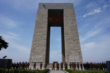 CANAKKALE, TURKIYE - 24 Nisan 2025: Gelibolu Kara Savaşları 'nın 110. yıldönümünde temsilcilerin askerleri Gelibolu Yarımadası' ndaki Şehitler Anıtı 'nda anıldı