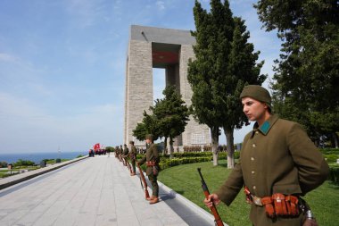 CANAKKALE, TURKIYE - 24 Nisan 2025: Gelibolu Kara Savaşları 'nın 110. yıldönümünde Türk askerleri Gelibolu Yarımadası' ndaki Şehitler Anıtı 'nda anıldı
