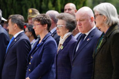 CanAKKALE, TURKIYE - 24 Nisan 2025: Prenses Royal Anne Gelibolu Kara Savaşları 'nın 110. yıldönümüne Morto Körfezi Fransız Ulusal Mezarlığı ve Gelibolu Yarımadası' ndaki Anma Töreni 'nde katıldı