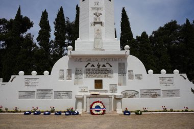 CANAKKALE, TURKIYE - 24 Nisan 2025: Gelibolu Kara Savaşları 'nın 110. yıldönümü Morto Körfezi Fransız Ulusal Mezarlığı ve Gelibolu Yarımadası' ndaki Anıt 'ta kutlandı.