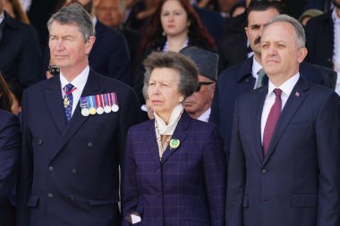 CanAKKALE, TURKIYE - 24 Nisan 2025: Prenses Royal Anne ve Sör Timothy Laurence Gelibolu Kara Savaşları 'nın 110. yıldönümüne katıldılar.