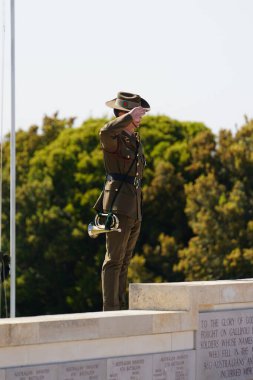 CanAKKALE, TURKIYE - 25 Nisan 2025: Anzak Günü ve Gelibolu Kara Savaşları 'nın 110. yıldönümü Gelibolu Yarımadası' ndaki Yalnız Çam Anıtı Anıtı 'nda kutlandı.
