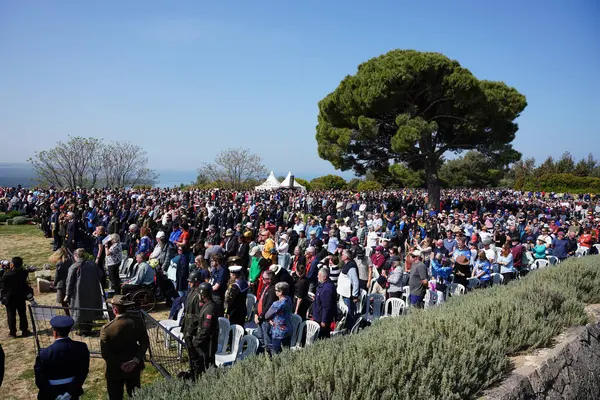 CanAKKALE, TURKIYE - 25 Nisan 2025: Anzak Günü ve Gelibolu Kara Savaşları 'nın 110. yıldönümü Gelibolu Yarımadası' ndaki Yalnız Çam Anıtı Anıtı 'nda kutlandı.