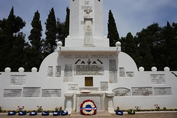 CANAKKALE, TURKIYE - 24 Nisan 2025: Gelibolu Kara Savaşları 'nın 110. yıldönümü Morto Körfezi Fransız Ulusal Mezarlığı ve Gelibolu Yarımadası' ndaki Anıt 'ta kutlandı.