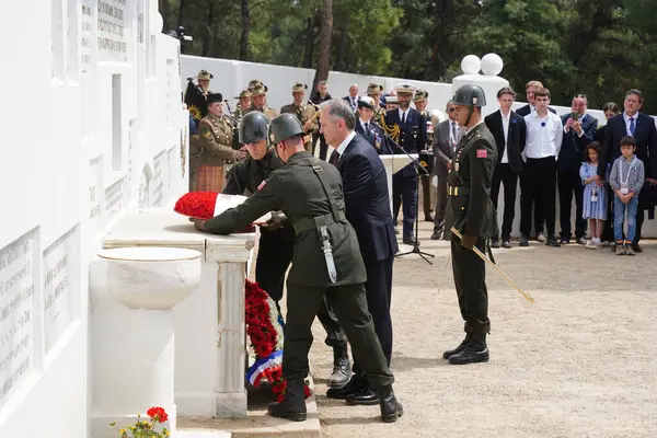 CANAKKALE, TURKIYE - 24 Nisan 2025: Gelibolu Kara Savaşları 'nın 110. yıldönümü Morto Körfezi Fransız Ulusal Mezarlığı ve Gelibolu Yarımadası' ndaki Anıt 'ta kutlandı.