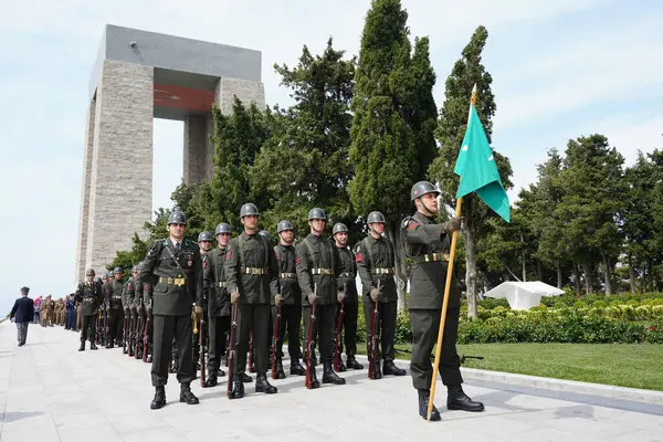 CANAKKALE, TURKIYE - 24 Nisan 2025: Gelibolu Kara Savaşları 'nın 110. yıldönümünde Türk askerleri Gelibolu Yarımadası' ndaki Şehitler Anıtı 'nda anıldı