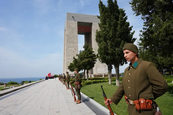 CANAKKALE, TURKIYE - 24 Nisan 2025: Gelibolu Kara Savaşları 'nın 110. yıldönümünde Türk askerleri Gelibolu Yarımadası' ndaki Şehitler Anıtı 'nda anıldı