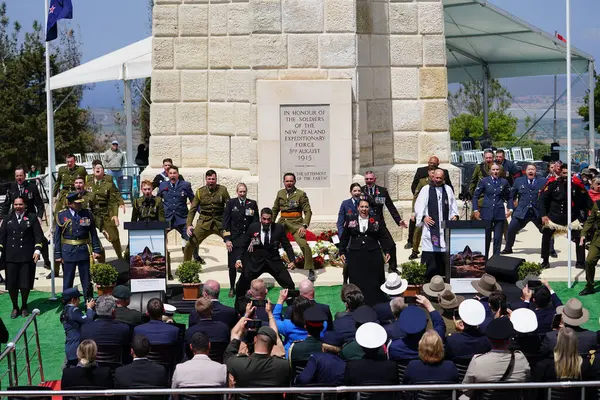 CANAKKALE, TURKIYE - 25 Nisan 2025: Anzak Günü ve Gelibolu Kara Savaşları 'nın 110. yıldönümü Gelibolu Yarımadası' ndaki Chunuk Bayırı Anıtı 'nda kutlandı.