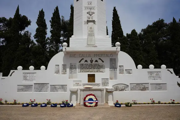 CANAKKALE, TURKIYE - 24 Nisan 2025: Gelibolu Kara Savaşları 'nın 110. yıldönümü Morto Körfezi Fransız Ulusal Mezarlığı ve Gelibolu Yarımadası' ndaki Anıt 'ta kutlandı.