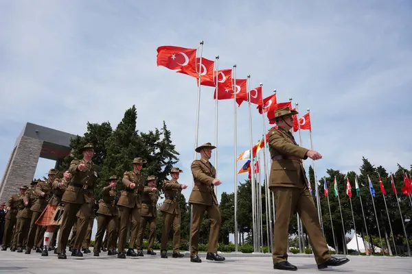 CANAKKALE, TURKIYE - 24 Nisan 2025: Gelibolu Kara Savaşları 'nın 110. yıldönümünde temsilcilerin askerleri Gelibolu Yarımadası' ndaki Şehitler Anıtı 'nda anıldı