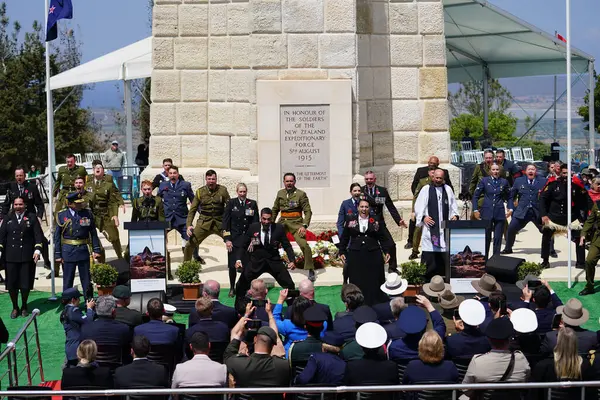CANAKKALE, TURKIYE - 25 Nisan 2025: Anzak Günü ve Gelibolu Kara Savaşları 'nın 110. yıldönümü Gelibolu Yarımadası' ndaki Chunuk Bayırı Anıtı 'nda kutlandı.