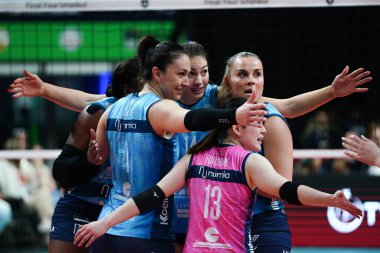 ISTANBUL, TURKIYE - Mayıs 03, 2025: Vero Volley Milano oyuncuları Ulker Sports Arena 'da oynanan Imoco Volley Conegliano CEV Şampiyonlar Ligi Volley Şampiyonlar Ligi 4.