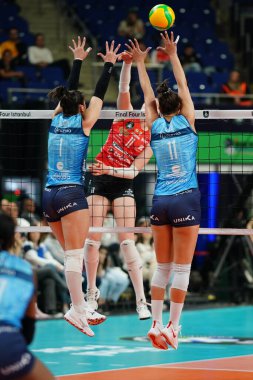 ISTANBUL, TURKIYE - Mayıs 03, 2025: Helena Cazaute ve Anna Danesi Vero Volley Milano 'da Imoco Volley Conegliano' ya karşı Şampiyonlar Ligi Voleybol Şampiyonlar Ligi 4.