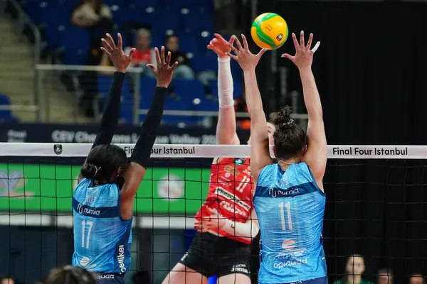 ISTANBUL, TURKIYE - Mayıs 03, 2025: Vero Volley Milano 'da Miriam Sylla ve Anna Danesi Imoco Volley Conegliano' ya karşı Şampiyonlar Ligi Voleybol Şampiyonlar Ligi 4.