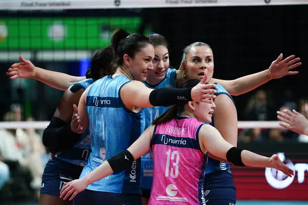 ISTANBUL, TURKIYE - Mayıs 03, 2025: Vero Volley Milano oyuncuları Ulker Sports Arena 'da oynanan Imoco Volley Conegliano CEV Şampiyonlar Ligi Volley Şampiyonlar Ligi 4.