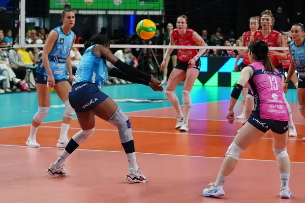 ISTANBUL, TURKIYE - Mayıs 03, 2025: Miriam Sylla Vero Volley Milano, Imoco Volley Conegliano CEV Şampiyonlar Ligi Şampiyonlar Ligi 'nin Ulker Sports Arena' da oynanan 4.