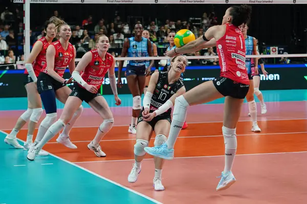 ISTANBUL, TURKIYE - MAYIS 03, 2025: Gabi Gabriela Guimaraes Vero Volley Milano - Imoco Volley Conegliano CEV Şampiyonlar Ligi Volley Şampiyonlar Ligi 4.