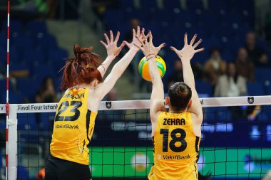 ISTANBUL, TURKIYE - Mayıs 04, 2025: Marina Markova ve Zehra Gunes, Vero Volley Milano ve Vakıfbank CEV Şampiyonlar Ligi Volley Şampiyonlar Ligi 'nin Ulker Sports Arena' da oynanan 4 bronz madalya maçı sırasında