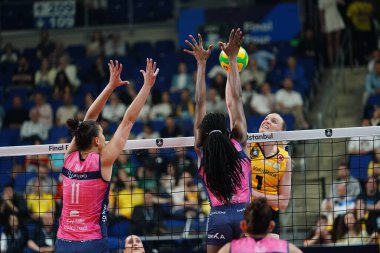 ISTANBUL, TURKIYE - Mayıs 04, 2025: Anna Danesi ve Paola Egonu, Vero Volley Milano ve Vakıfbank CEV Şampiyonlar Ligi Volley Şampiyonlar Ligi Şampiyonlar Ligi Ulker Sports Arena 'da oynanan 4 bronz madalya maçında