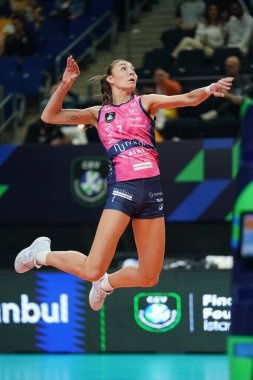 ISTANBUL, TURKIYE - Mayıs 04, 2025: Elena Pietrini Ulker Sports Arena 'da oynanan 4 bronz madalya maçında Vero Volley Milano, CEV Şampiyonlar Ligi Şampiyonlar Ligi Şampiyonlar Ligi Şampiyonlar Ligi karşılaşmasından önce ısındı