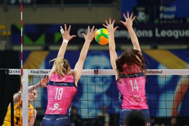 ISTANBUL, TURKIYE - Mayıs 04, 2025: Nika Daalderop ve Hena Kurtagiç, Vero Volley Milano - Vakifbank CEV Şampiyonlar Ligi Şampiyonlar Ligi Şampiyonlar Ligi 'nin Ulker Spor Arenası' nda oynanan 4 bronz madalya maçında yarıştılar