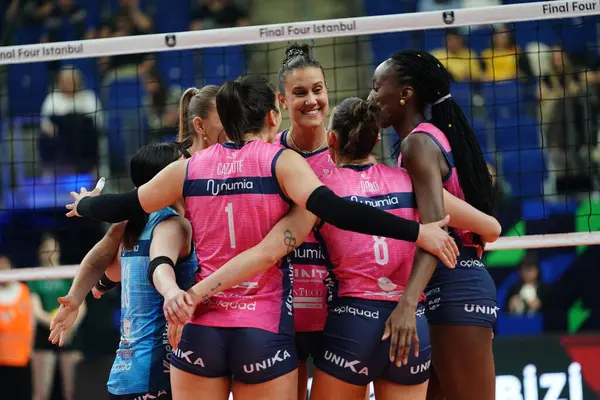 ISTANBUL, TURKIYE - Mayıs 04, 2025: Vero Volley Milano oyuncuları, Ulker Sports Arena 'da oynanan Vakifbank CEV Şampiyonlar Ligi Volley Şampiyonlar Ligi 4 bronz madalya maçında skor puanını kutluyorlar