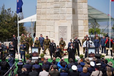 CANAKKALE, TURKIYE - 25 Nisan 2025: Anzak Günü ve Gelibolu Kara Savaşları 'nın 110. yıldönümü Gelibolu Yarımadası' ndaki Chunuk Bayırı Anıtı 'nda kutlandı.