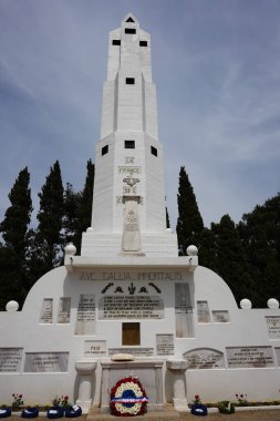 CANAKKALE, TURKIYE - 24 Nisan 2025: Gelibolu Kara Savaşları 'nın 110. yıldönümü Morto Körfezi Fransız Ulusal Mezarlığı ve Gelibolu Yarımadası' ndaki Anıt 'ta kutlandı.