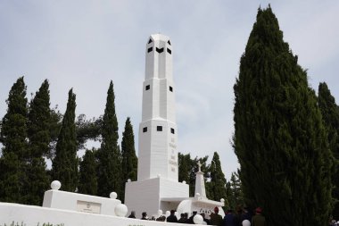 CANAKKALE, TURKIYE - 24 Nisan 2025: Gelibolu Kara Savaşları 'nın 110. yıldönümü Morto Körfezi Fransız Ulusal Mezarlığı ve Gelibolu Yarımadası' ndaki Anıt 'ta kutlandı.