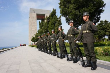 CANAKKALE, TURKIYE - 24 Nisan 2025: Gelibolu Kara Savaşları 'nın 110. yıldönümünde Türk askerleri Gelibolu Yarımadası' ndaki Şehitler Anıtı 'nda anıldı