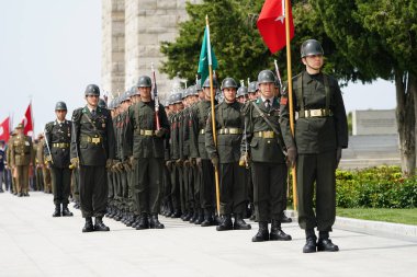 CANAKKALE, TURKIYE - 24 Nisan 2025: Gelibolu Kara Savaşları 'nın 110. yıldönümünde Türk askerleri Gelibolu Yarımadası' ndaki Şehitler Anıtı 'nda anıldı