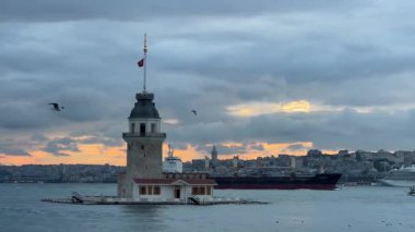 İSTANBUL, TÜRKİYE - Ağustos 05, 2024: Boğazdaki Bakireler Kulesi