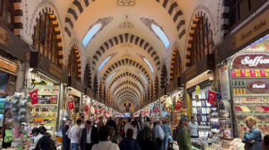 ISTANBUL, TURKIYE - 27 Nisan 2024: İnsanlar Spice Bazaar 'da alışveriş yapıyor. Baharat Pazarı İstanbul 'un en eski pazarlarından biri.