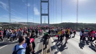 İSTANBUL, TÜRKİYE - Kasım 05, 2023: 45 'te koşan sporcular. Bir yarışta iki kıtayı kapsayan İstanbul maratonu.