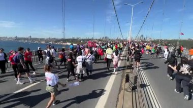İSTANBUL, TÜRKİYE - Kasım 05, 2023: 45 'te koşan sporcular. Bir yarışta iki kıtayı kapsayan İstanbul maratonu.