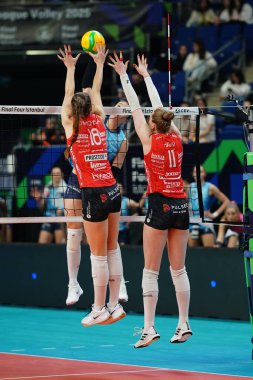 ISTANBUL, TURKIYE - Mayıs 03, 2025: Vero Volley Milano 'da Cristina Chirichella ve Isabelle Haak Imoco Volley Conegliano' ya karşı Şampiyonlar Ligi Voleybol Ligi Şampiyonlar Ligi 4.