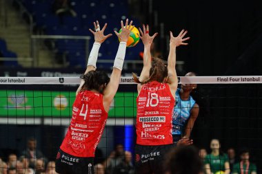 ISTANBUL, TURKIYE - Mayıs 03, 2025: Vero Volley Milano 'da Ting Zhu ve Cristina Chirichella Imoco Volley Conegliano' ya karşı Şampiyonlar Ligi Voleybol Ligi Şampiyonlar Ligi 4.