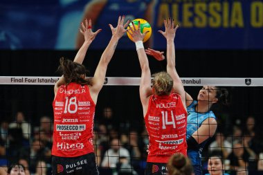 ISTANBUL, TURKIYE - Mayıs 03, 2025: Cristina Chirichella ve Joanna Wolosz Vero Volley Milano 'da Imoco Volley Conegliano' ya karşı CEV Şampiyonlar Ligi Volley Şampiyonlar Ligi 'nin Ulker Sports Arena' da oynanan 4.