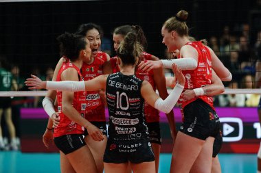 ISTANBUL, TURKIYE - Mayıs 03, 2025: Imoco Volley Conegliano oyuncuları Vero Volley Milano CEV Şampiyonlar Ligi Volley Şampiyonlar Ligi Şampiyonlar Ligi 'nin Ulker Sports Arena' da oynanan 4.