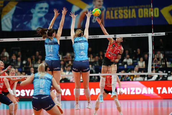 ISTANBUL, TURKIYE - Mayıs 03, 2025: Joanna Wolosz ve Merit Adigwe Vero Volley Milano 'da Imoco Volley Conegliano ile Imoco Volley Conegliano CEV Şampiyonlar Ligi Volley Şampiyonlar Ligi 4.