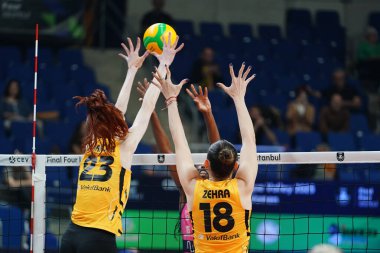 ISTANBUL, TURKIYE - Mayıs 04, 2025: Marina Markova ve Zehra Gunes, Vero Volley Milano ve Vakıfbank CEV Şampiyonlar Ligi Volley Şampiyonlar Ligi 'nin Ulker Sports Arena' da oynanan 4 bronz madalya maçı sırasında