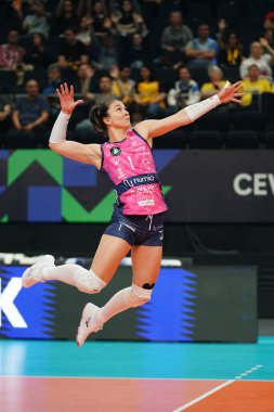 ISTANBUL, TURKIYE - Mayıs 04, 2025: Helena Cazaute, Ulker Sports Arena 'da oynanan 4 bronz madalya maçında Vero Volley Milano, Vakıfbank CEV Şampiyonlar Ligi Şampiyonlar Ligi Şampiyonlar Ligi Finali' ne karşı ısınmadan önce