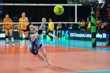 ISTANBUL, TURKIYE - Mayıs 04, 2025: Satomi Fukudome Vero Volley Milano, Vakıfbank CEV Şampiyonlar Ligi Volley Şampiyonlar Ligi 4 bronz madalya maçında Ulker Sports Arena 'da