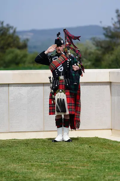 CANAKKALE, TURKIYE - 24 Nisan 2025: Gelibolu Kara Savaşları 'nın 110. yıldönümünde Gelibolu Yarımadası' ndaki Cape Helles Anıtı 'nda gaydacı anıldı